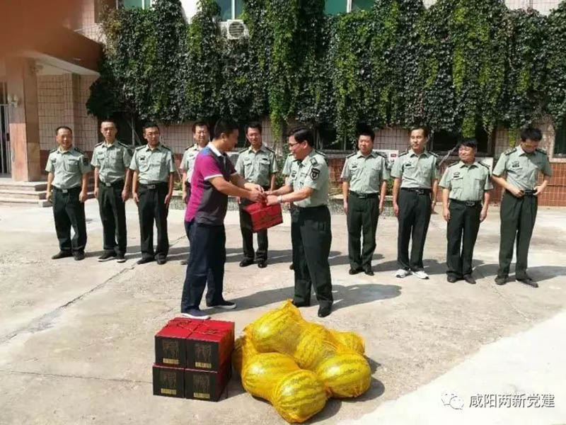 金醇古酒業(yè)公司董事長(zhǎng)兼總經(jīng)理胡江鋒慰問武警中隊(duì)同志